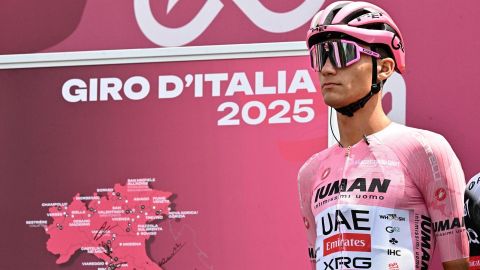 TREVISO (Italy), 24/05/2025.- Mexican rider Isaac Del Toro Romero of UAE Team Emirates XRG, wearing the overall leader's pink jersey, on the signing-in podium ahead of the 14th stage of the 108 Giro d'Italia 2025, cycling race over 195 km from Treviso to Nova Gorica/Gorizia, Italy, 24 May 2025. (Ciclismo, Italia) EFE/EPA/LUCA ZENNARO