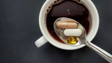 7 medicamentos que no debemos combinar con café