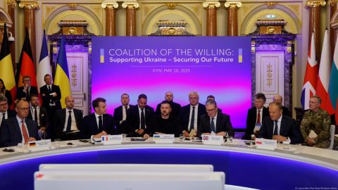El canciller alemán Friedrich Merz, el presidente francés Emmanuel Macron, el presidente ucraniano Volodimir Zelensky, el primer ministro británico Keir Starmer y el primer ministro polaco Donald Tusk se reunieron en Kiev.