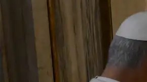 El papa León XIV reza frente a la tumba de Francisco en la basílica Santa María la Mayor.