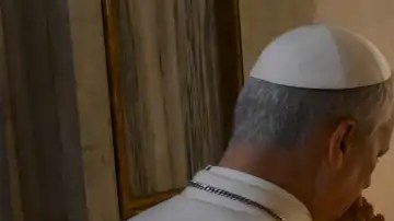 El papa León XIV reza frente a la tumba de Francisco en la basílica Santa María la Mayor.