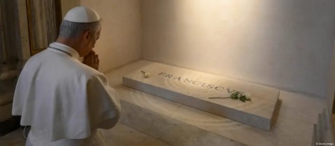 El papa León XIV reza frente a la tumba de Francisco en la basílica Santa María la Mayor.