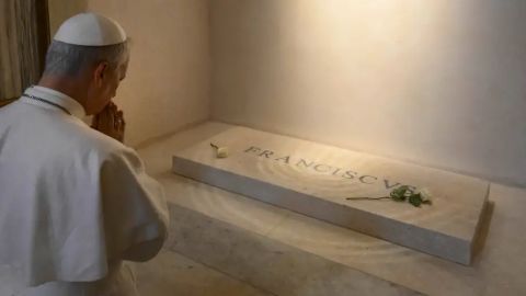 El papa León XIV reza frente a la tumba de Francisco en la basílica Santa María la Mayor.