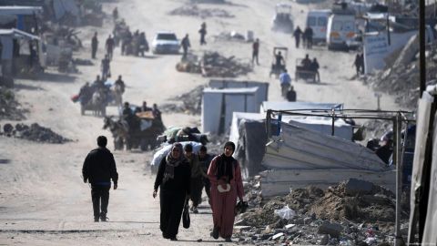 Palestinos desplazados que huyeron de los ataques militares israelíes en Beit Lahia, llegan al norte de la franja en busca de refugio