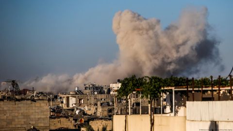 El humo se eleva tras un ataque aéreo israelí en un campamento de refugiados en el norte de la Franja de Gaza.