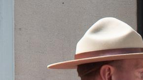 El monarca británico llega a territorio canadiense, mientras el presidente de EE.UU. insiste en sus deseos de anexión.