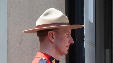 El monarca británico llega a territorio canadiense, mientras el presidente de EE.UU. insiste en sus deseos de anexión.