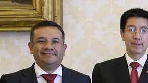 El Papa León XIV junto al ministro peruano ante la Santa Sede Manuel Carrasco (2º izq.) y los funcionarios del Registro Nacional de Identificación y Estado Civil (RENIEC) de Perú, tras actualizar los datos de su DNI electrónico peruano el viernes (30.05.2025).