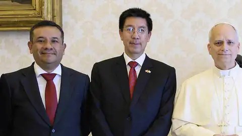 El Papa León XIV junto al ministro peruano ante la Santa Sede Manuel Carrasco (2º izq.) y los funcionarios del Registro Nacional de Identificación y Estado Civil (RENIEC) de Perú, tras actualizar los datos de su DNI electrónico peruano el viernes (30.05.2025).