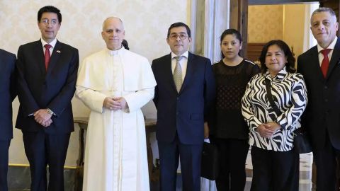 El Papa León XIV junto al ministro peruano ante la Santa Sede Manuel Carrasco (2º izq.) y los funcionarios del Registro Nacional de Identificación y Estado Civil (RENIEC) de Perú, tras actualizar los datos de su DNI electrónico peruano el viernes (30.05.2025).