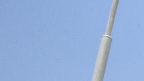 Un agente camina frente a una instalación nuclear en Irán.