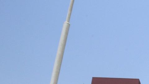 Un agente camina frente a una instalación nuclear en Irán.