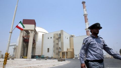 Un agente camina frente a una instalación nuclear en Irán.