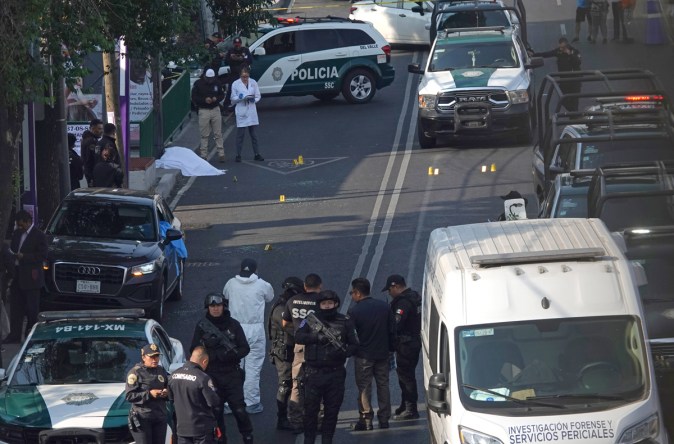 Clara Brugada, Jefa de Gobierno de la Ciudad de México, dice que "no habrá impunidad" tras asesinato de sus colaboradores