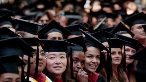 Por qué el gobierno de Trump quiere revocar "agresivamente" las visas de los estudiantes chinos (y cómo reaccionó el gobierno de Pekín)