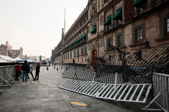 Sheinbaum realiza conferencia mañanera sin la presencia de reporteros tras bloqueo de accesos a Palacio Nacional