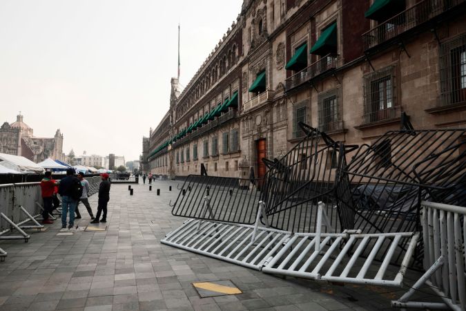 Sheinbaum realiza conferencia mañanera sin la presencia de reporteros tras bloqueo de accesos a Palacio Nacional