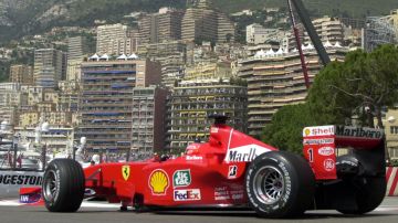 Michael Schumacher conduce el Ferrari subastado.