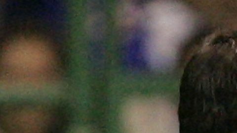 Julio Manzur discute con Cuauhtémoc Blanco durante un partido entre Paraguay y México.