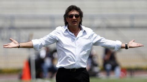 Santos' coach Ruben Omar Romano, of Argentina, gestures during a Mexican soccer league match against Santos in Mexico City, Sunday April 11, 2010. Pumas won 1-0. (AP Photo/Claudio Cruz)