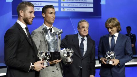 Sergio Ramos, Cristiano Ronaldo y Luka Modric posan junto a Florentino Pérez con sus trofeos a mejores jugadores de la campaña 2016-17 en sus respectivas líneas.