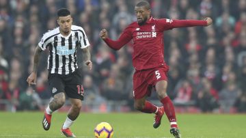 Kenedy jugando contra el Liverpool.