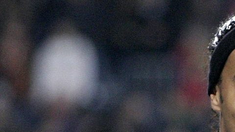 Ronaldinho, Messi y Eto'o presumen sus galardones.