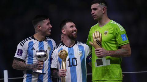 Emiliano Martínez junto a Messi y Enzo Fernández.