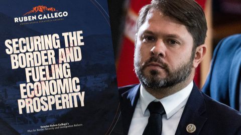 El senador Rubén Gallego, de Arizona, dio a conocer su plan en inmigración.