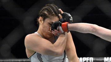 Alexa Grasso recibió mucho castigo en el rostro.