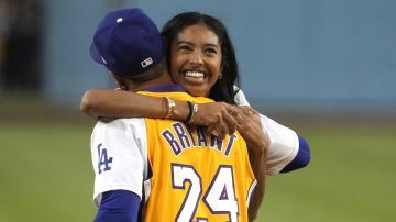 Natalia Bryant abraza a Mookie Betts, quien luce un jersey de Kobe antes de un juego de los Dodgers.