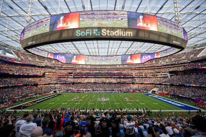 Vista interior de SoFi Stadium durante el Super Bowl LVI el 13 de febrero de 2022. El estadio será sede de la fiesta inaugural de Los Ángeles 2028 y luego se instalará una piscina temporal en su interior para las competencias de natación.