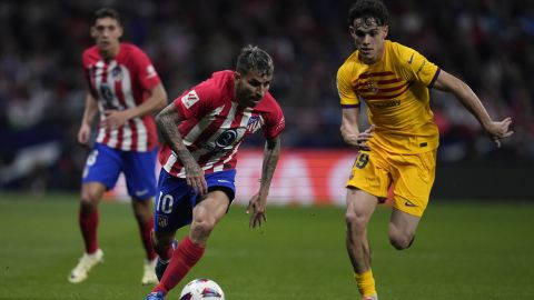 Ángel Correa en un duelo contra el FC Barcelona.