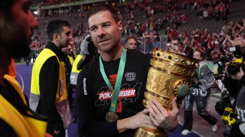 Xabi Alonso sostiene la Copa de Alemania, uno de los títulos que ganó la campaña pasada con el Bayer Leverkusen.