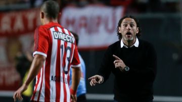 Gabriel Milito coach of Argentinas Estudiantes de la Plata gives instructions to Matias Aguirregaray during a Copa Libertadores soccer match against Colombia's Independiente Santa Fe in La Plata, Argentina, Tuesday, May 5, 2015. (AP Photo/Natacha Pisarenko)