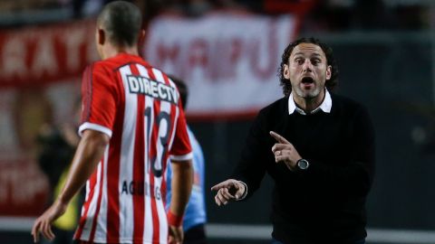 Gabriel Milito coach of Argentinas Estudiantes de la Plata gives instructions to Matias Aguirregaray during a Copa Libertadores soccer match against Colombia's Independiente Santa Fe in La Plata, Argentina, Tuesday, May 5, 2015. (AP Photo/Natacha Pisarenko)