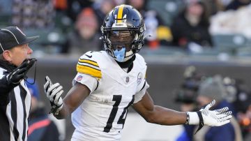 Pittsburgh Steelers wide receiver George Pickens (14) reacts to a penalty during an NFL football game against the Cincinnati Bengals Sunday, Dec. 1, 2024, in Cincinnati. (AP Photo/Jeff Dean)