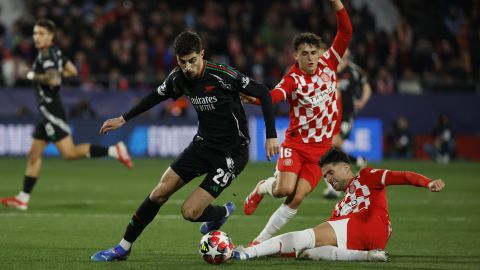 Juanpe en un duelo por la Champions.