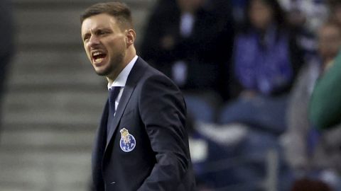 Martín Anselmi en el banquillo del Porto.