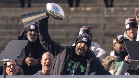 Nick Sirianni levanta el Vince Lombardi.