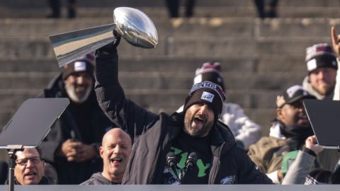 Nick Sirianni levanta el Vince Lombardi.