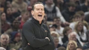 Cleveland Cavaliers head coach Kenny Atkinson shouts instructions to his team during the first half of an NBA basketball game against the Portland Trail Blazers in Cleveland, Sunday, March 2, 2025. (AP Photo/Phil Long)