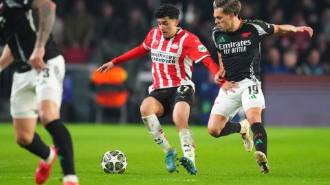 PSV's Richard Ledezma, left, challenges for the ball with Arsenal's Leandro Trossard during the Champions League, round of 16, first leg soccer match between PSV and Arsenal at the Phillips Stadium in Eindhoven, Netherlands, Tuesday, March 4, 2025. (AP Photo/Peter Dejong)