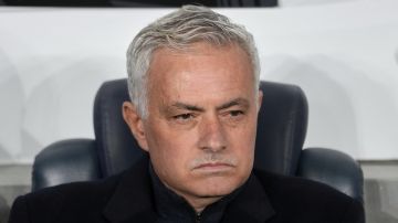 Fenerbahce's head coach Jose Mourinho gestures prior to the Europa League round of 16 first leg soccer match between Fenerbahce and Rangers at Sukru Saracoglu stadium in Istanbul, Turkey, Thursday, March 6, 2025. (AP Photo/Khalil Hamra)