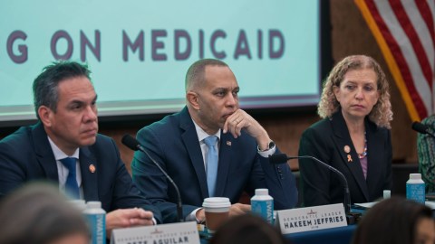 Congresistas demócratas, incluido el líder de la minoría, Hakeem Jeffries (centro), se oponen a recortes a Medicaid.