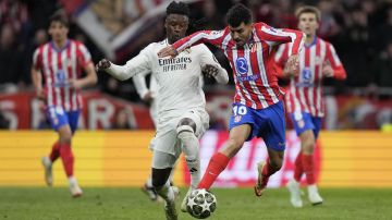Ángel Correa en un duelo contra el Real Madrid.