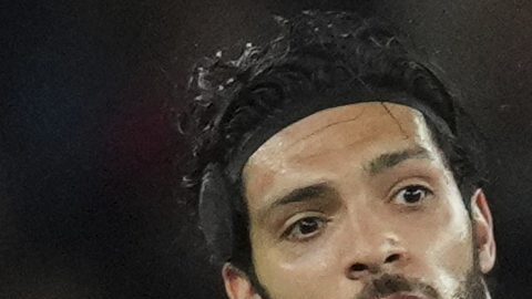 Raúl Jiménez finaliza su contrato con el Fulham en un mes.