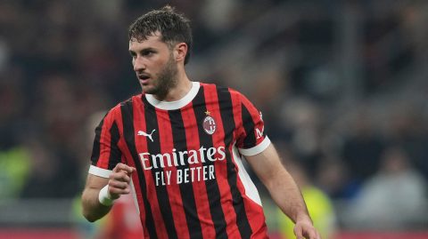 Santiago Giménez tiene contrato con el Milan hasta junio de 2029.