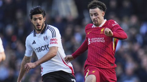 Raúl Jiménez en un partido contra el Liverpool.