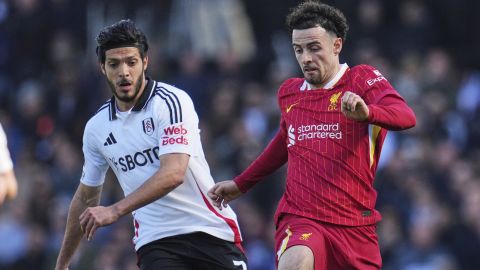 Raúl Jiménez en un partido contra el Liverpool.
